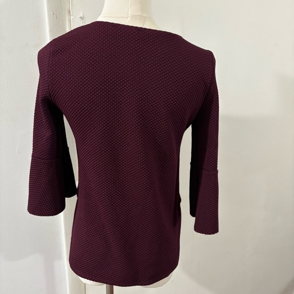 Zara Textured 3/4 Sleeve Blouse Top Burgundy Sz S Bell Sleeve Asymmetric Hem - Picture 3 of 8